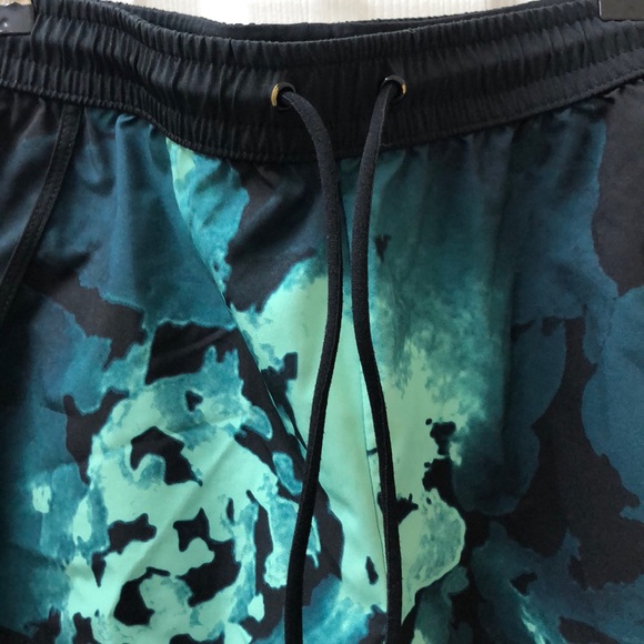 LIKE NEW! Fabletics Carrie Short - Picture 6 of 12